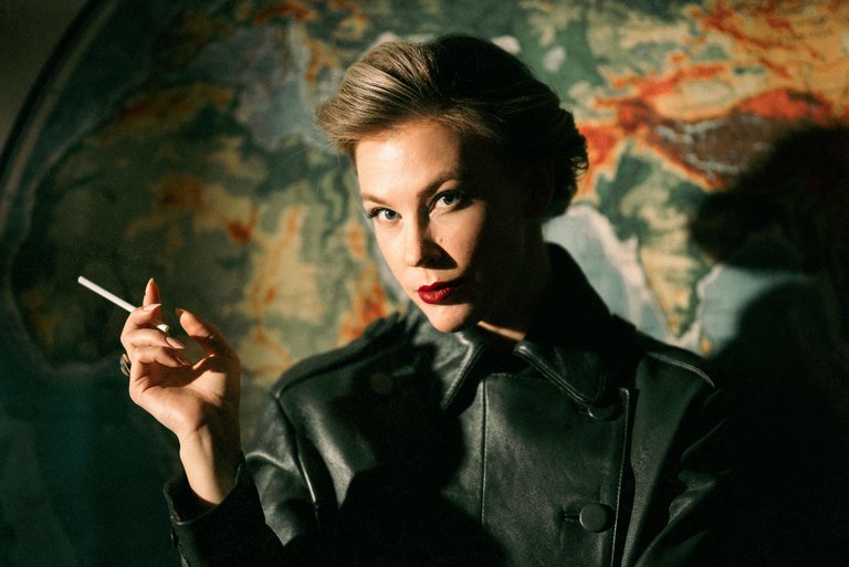 !21fräulein_führer_40s_makeup_style_fashion_leather_smoking_woman_colour.jpg