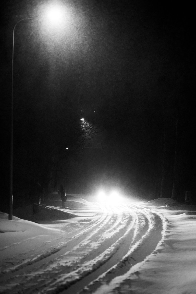 lumi_snow_inferno_kinos_hanki_road_headlights07.jpg