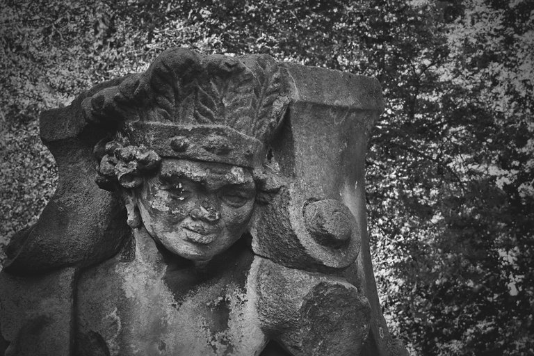 Lubiaz Abbey statue bw 5.jpg