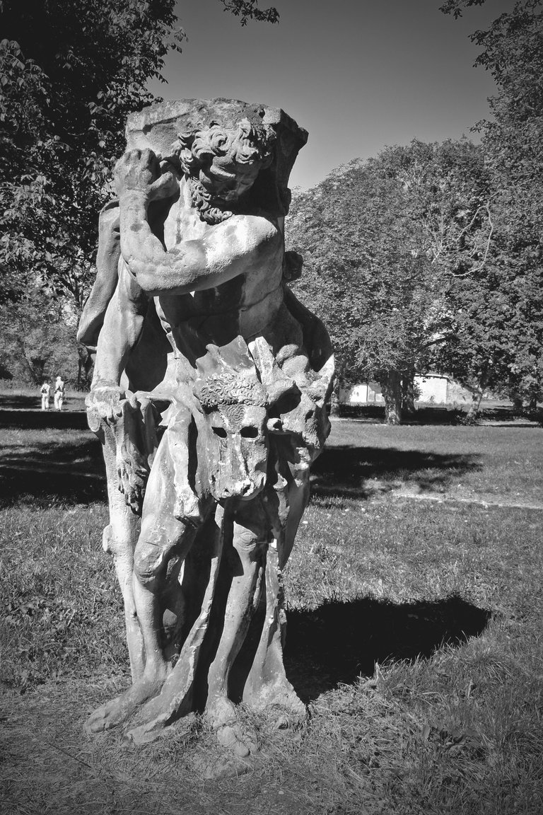 Lubiaz Abbey statue bw 4.jpg