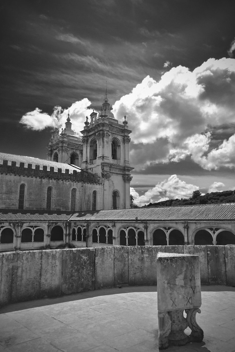 Alcobaca monastery top bw 5.jpg