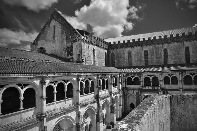 Alcobaca monastery top bw 4.jpg