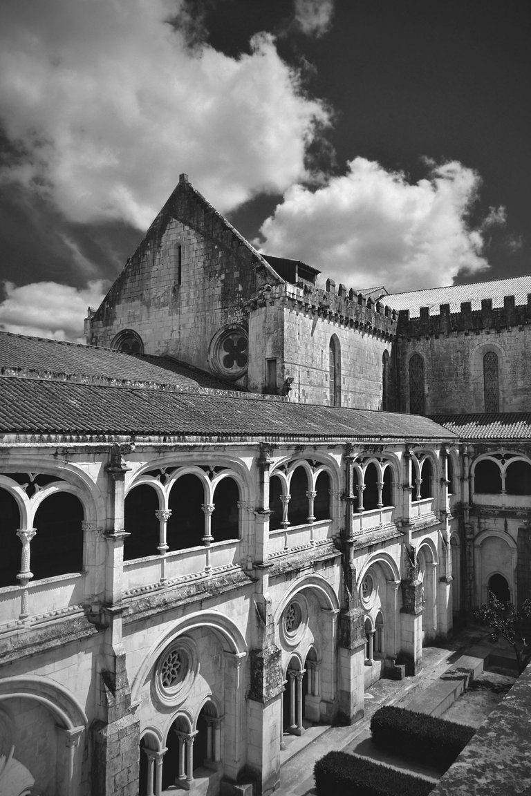 Alcobaca monastery top bw 9.jpg