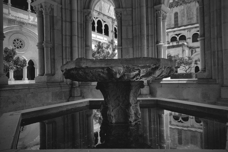 Alcobaca monastery fountain bw 12.jpg