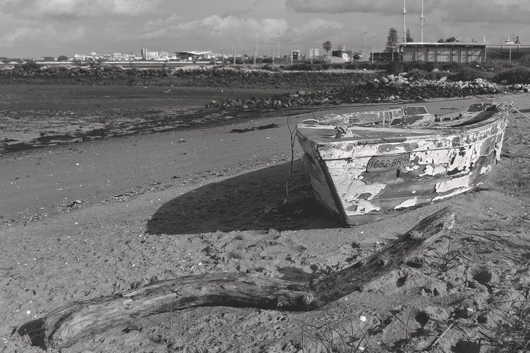 seixal beach old boat bw 1.jpg