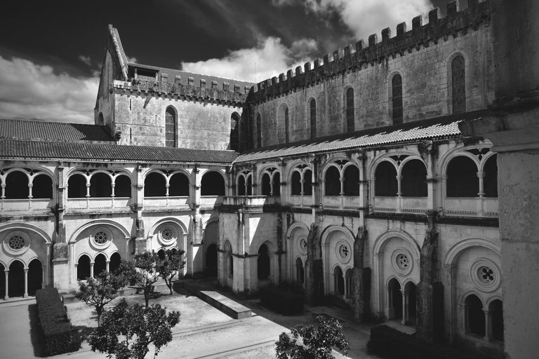 Alcobaca monastery top bw 1.jpg