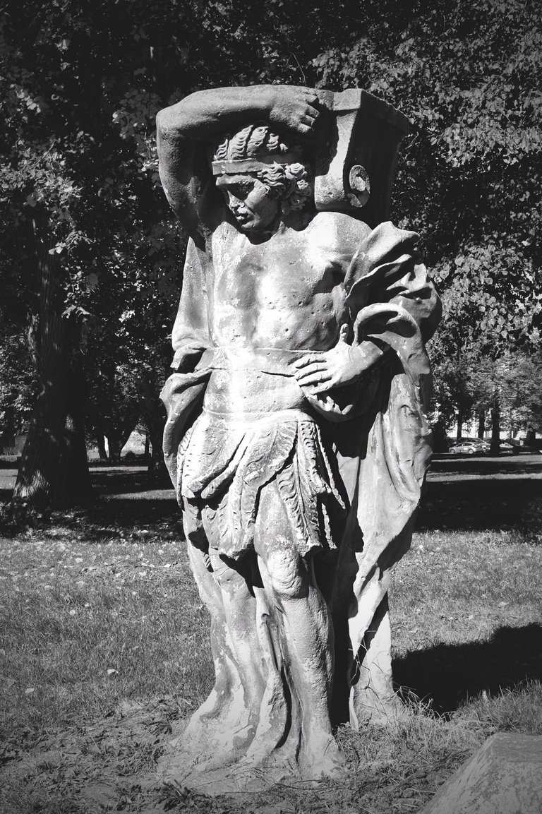 Lubiaz Abbey statue bw 6.jpg