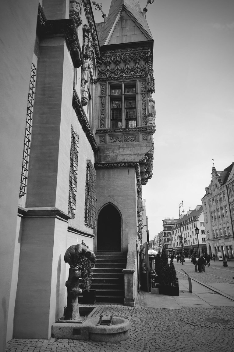 Wroclaw Town Hall bw 3.jpg