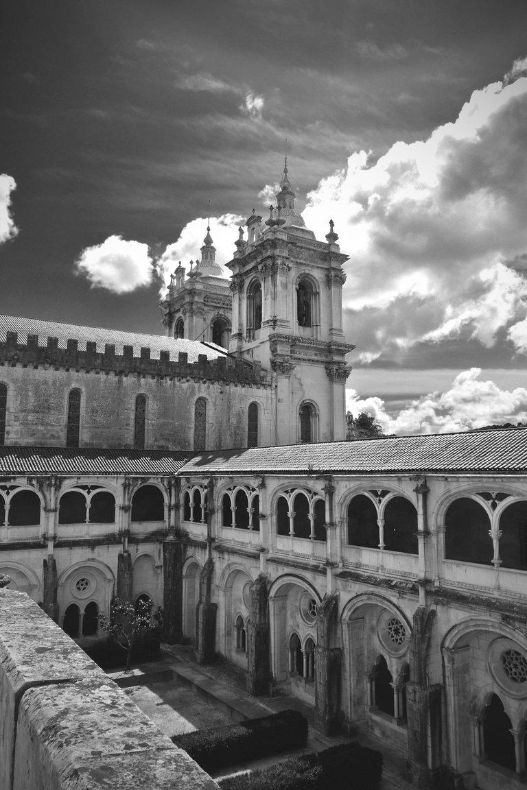 Alcobaca monastery top bw 10.jpg