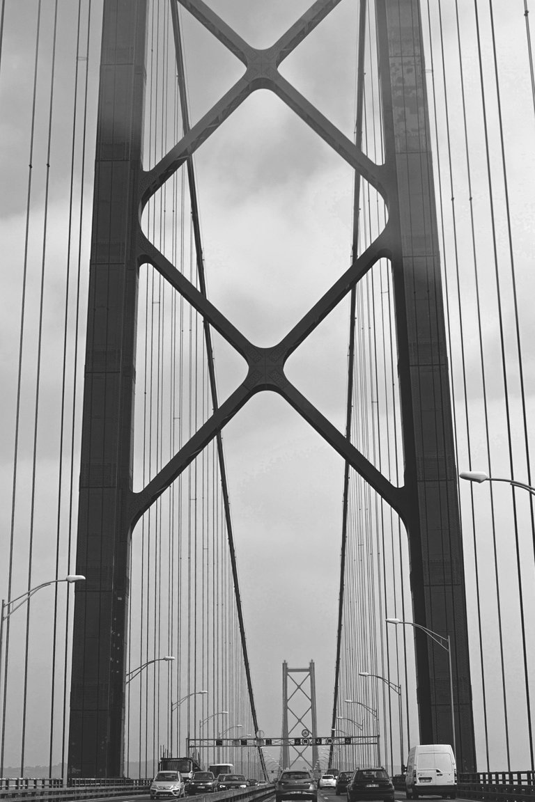 25 de Abril Bridge bw 3.jpg