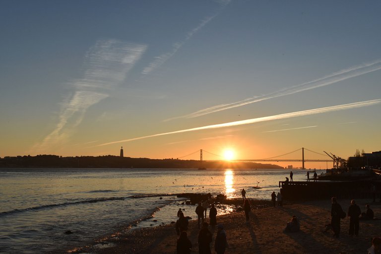 sunset lisbon bridge jan 4.jpg