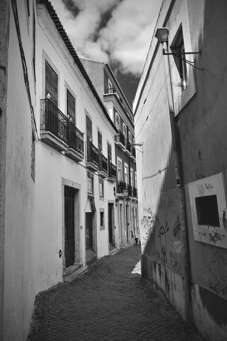 Lisbon streets bw 6.jpg