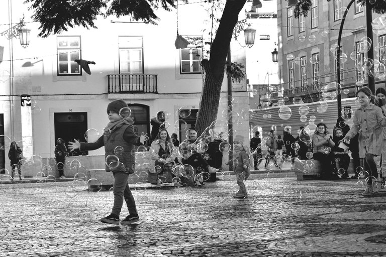 bubbles lisbon bw 5.jpg