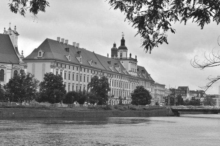 university wroclaw bw.jpg