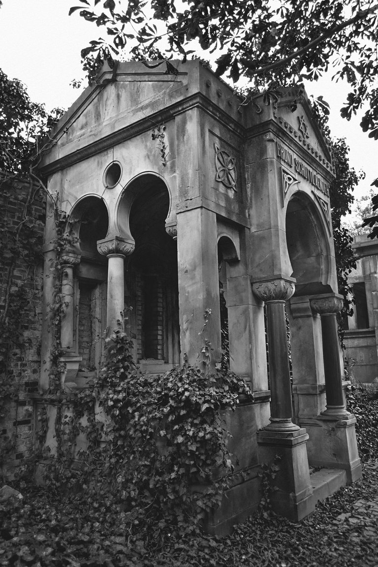 Old Jewish Cemetery bw 3.jpg
