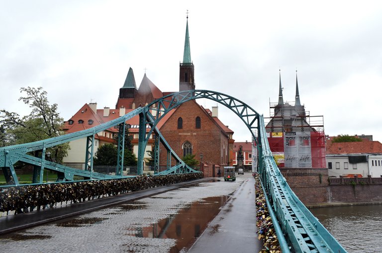 Wroclaw ostrow tumski rain 3.jpg