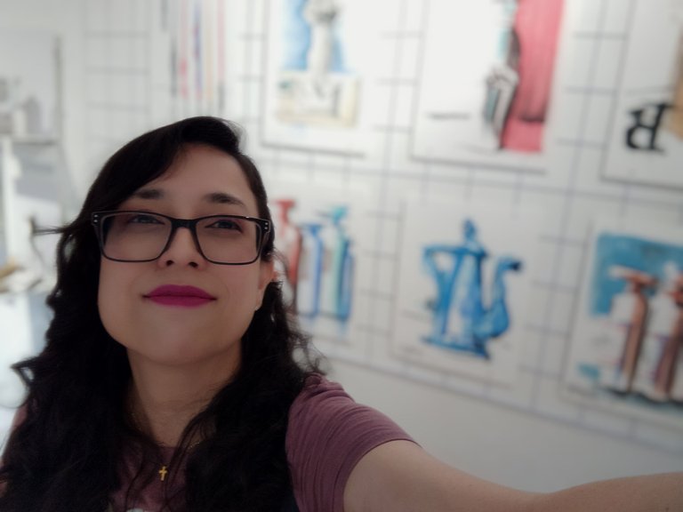 Loved this paintings and took a selfie... but they are blurry! / Me encantaron estas pinturas y me tomé una selfie... ¡Pero salieron borrosas!