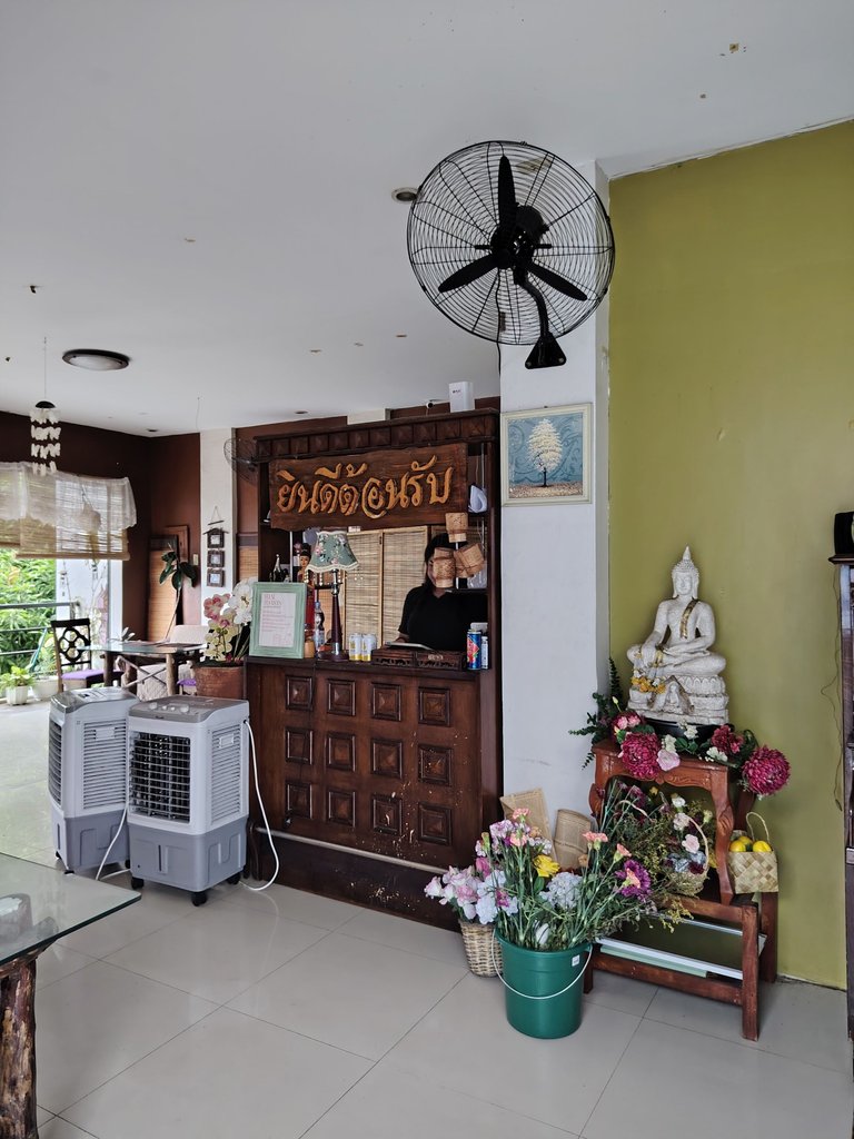 A warm Thai welcome right at the entrance