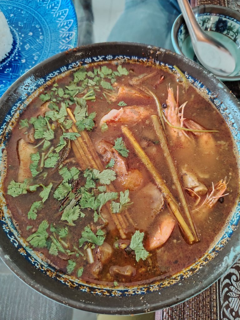 steaming hot tom yum soup