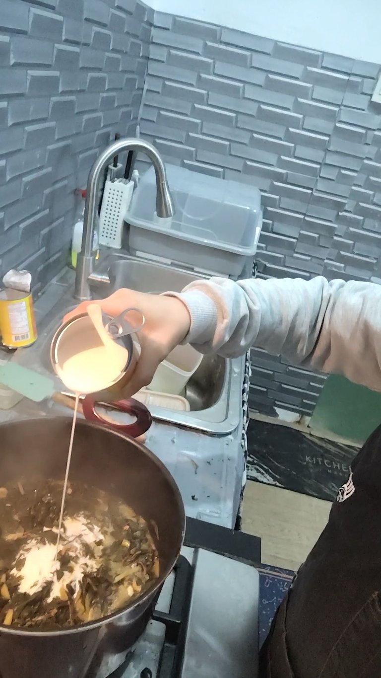 Pouring the kakang gata