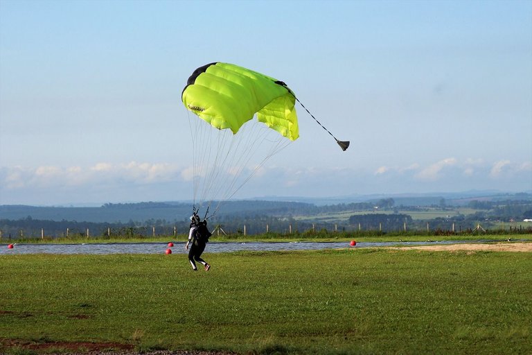 parachute-gafd359801_1280.jpg