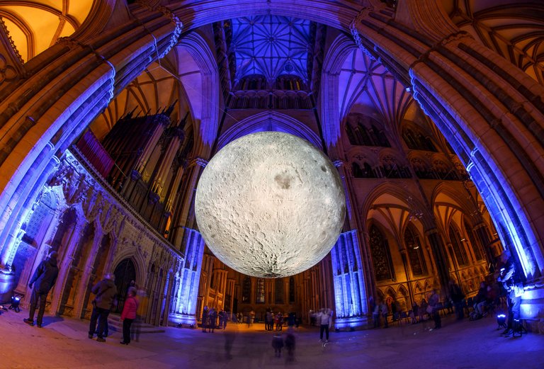 Lincoln-Cathedral8_moonshot-fisheye.jpg