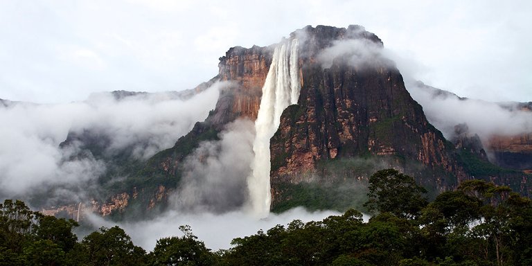 web3-highest-waterfall-salto-angel-venezuela-amazonas-shutterstock_1056803657-claudio-soldi-ai.jpg