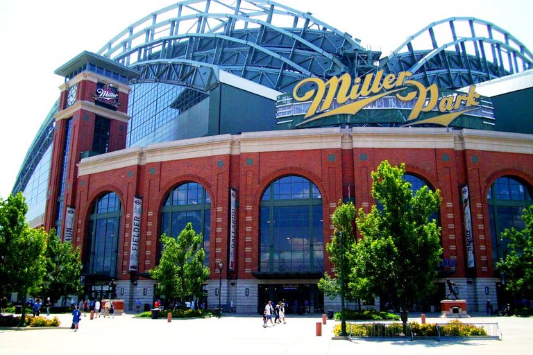 Miller_Park_from_outside.JPG