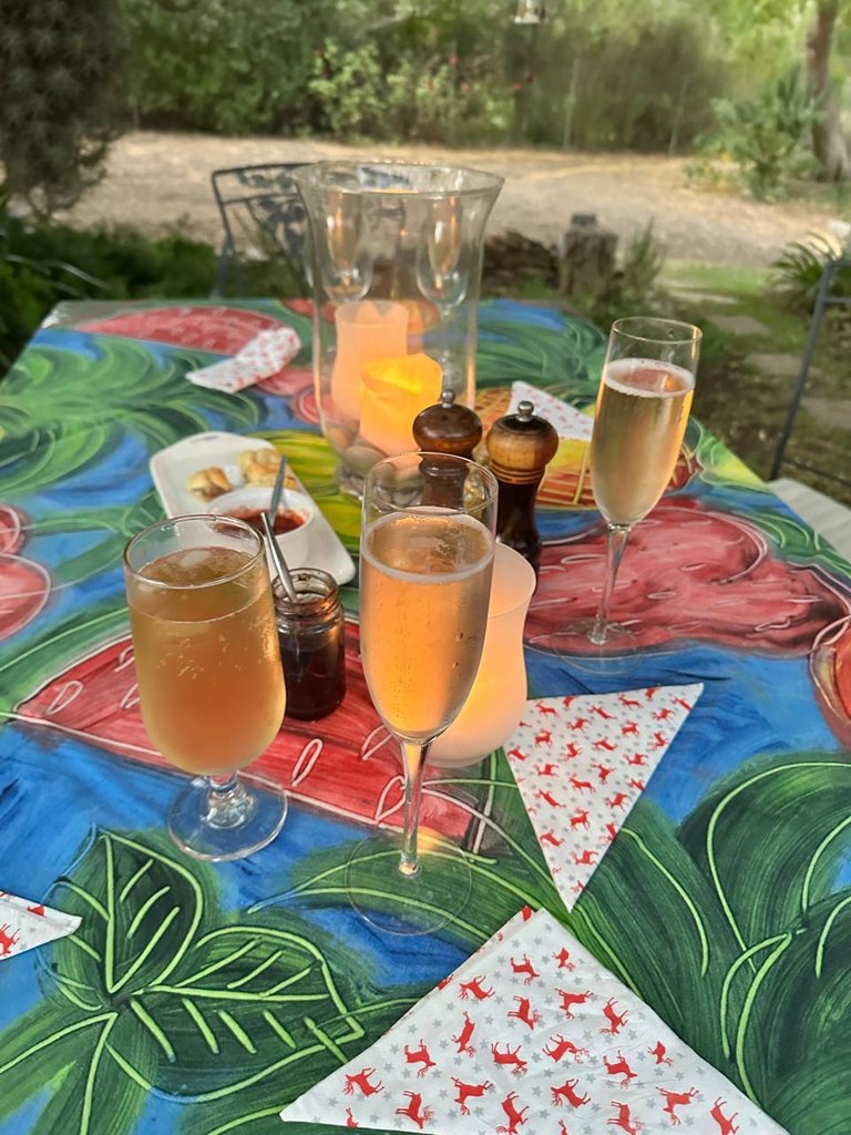 Boxing day table and bubbly