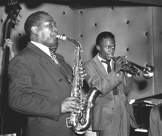 Charlie Parker y Miles Davis.jpg