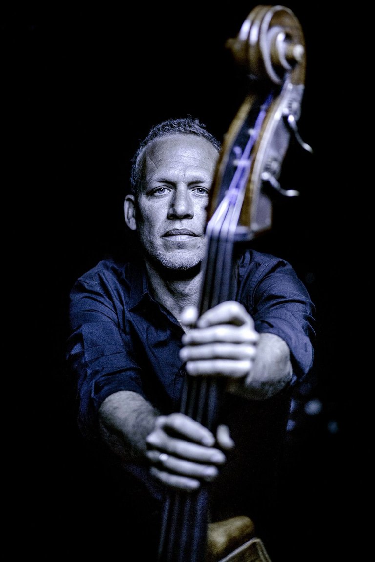 Avishai Cohen contrabajo 2.jpg