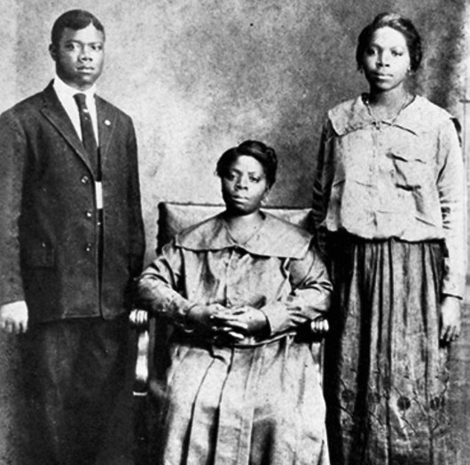 Louis Armstrong, su madre y su hermana.jpg