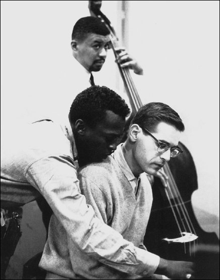 Miles Davis, Bill Evans y Paul Chambers.jpg