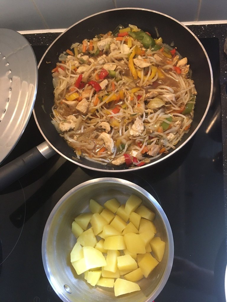 18avr25 wok poulet poivrons oignons mix chinois soja miel vinaigre de miel pdt.jpg