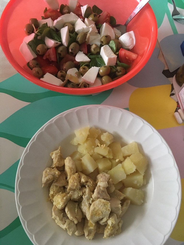27juin25 poulet pdt salade mozza olives tomate.jpg