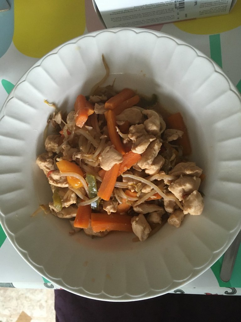 27aug22 wok poulet carottes poivrons oignons germes et sauce soja miel.jpg