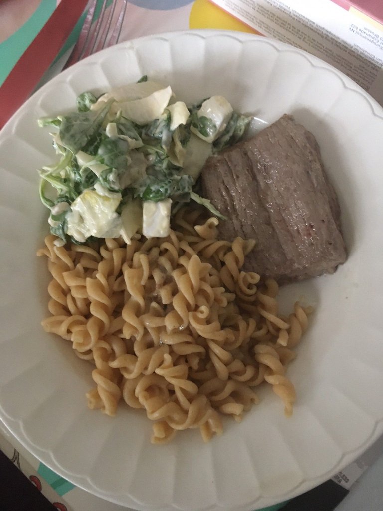 06nov24 steak spirelli salade greek mayo poivre oignons echalotes chicon.jpg