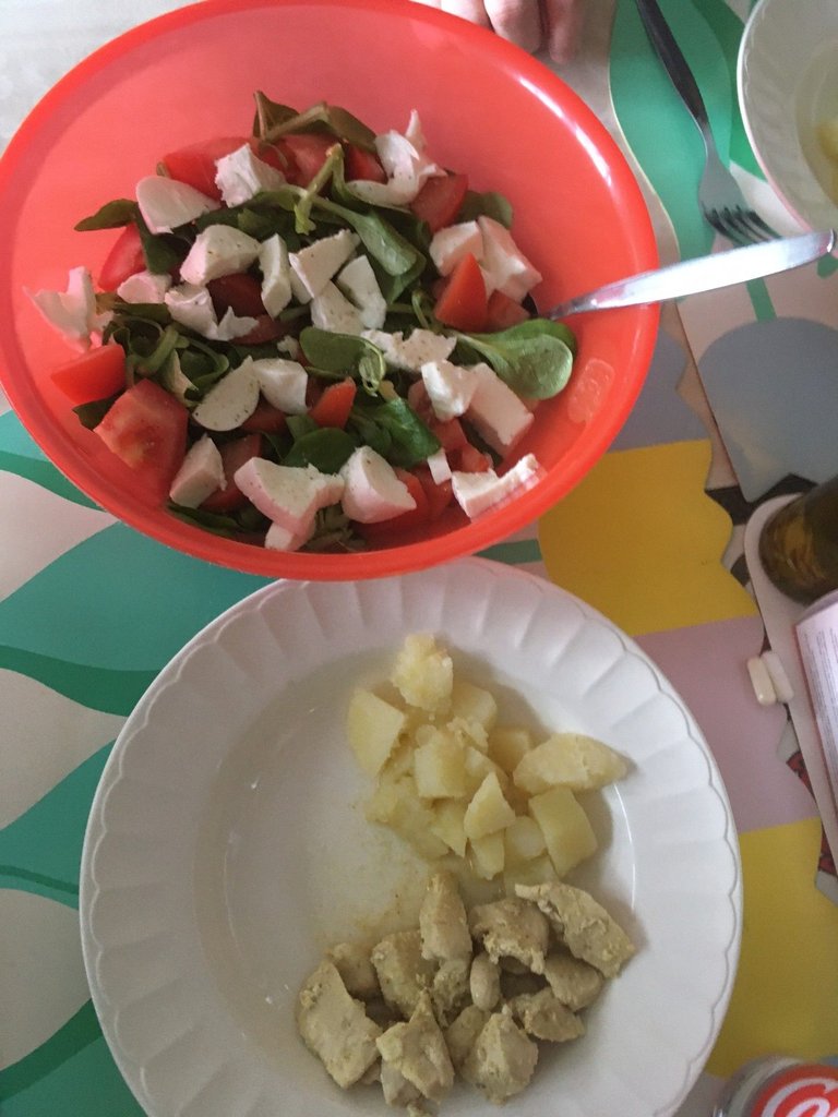 17juin25 poulet pdt salade mozza tomate poivre.jpg