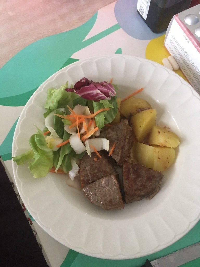 25avr25 burger pdt chicon salade mixte vinaigre prune noix.jpg