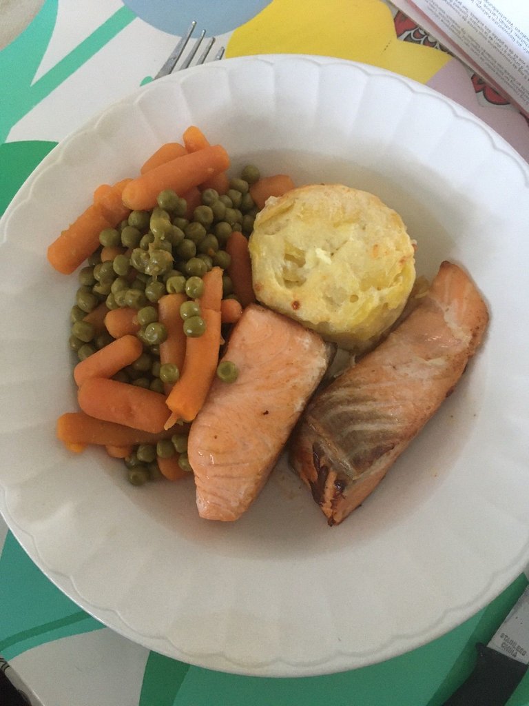 11mai25 saumon gratin dauphinois pois carottes.jpg