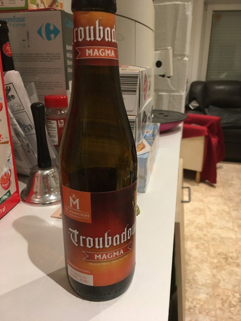 16mai22 bière Troubadour Magma triple blonde 9% india pale ale.jpg