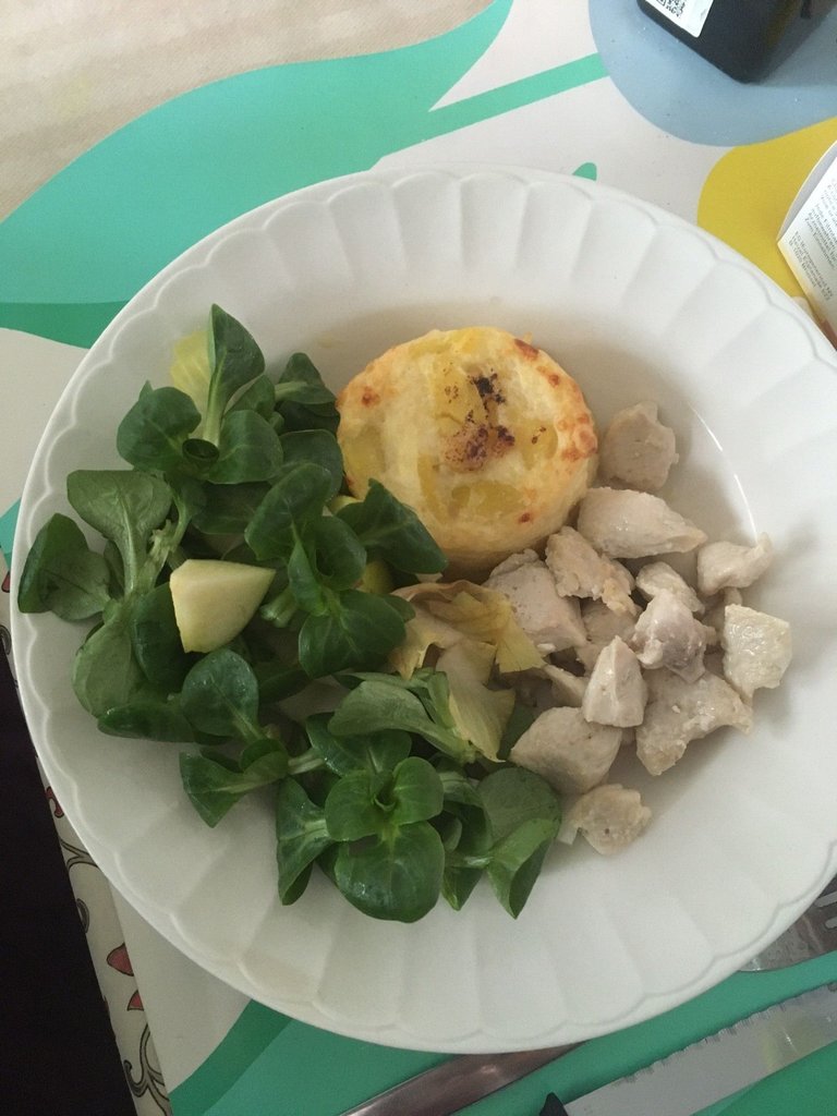 9fev25 poulet salade pomme chicon gratin dauphinois vinaigre prune noix.jpg