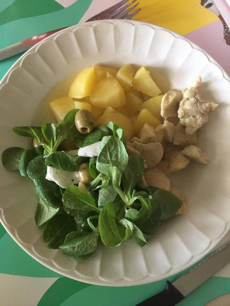 21juin25 pdt poulet salade mozza olives.jpg