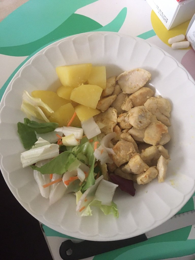 24avr25 poulet pdt salade mixte chicon vinaigre prune noix.jpg