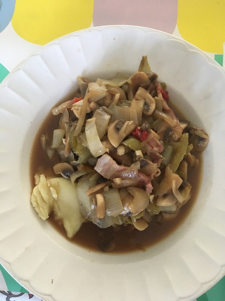 chicons champignons lardons oignons ail poivrons sirop de Liège vin blanc.JPG