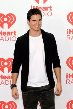 robbie amell upload s3.webp