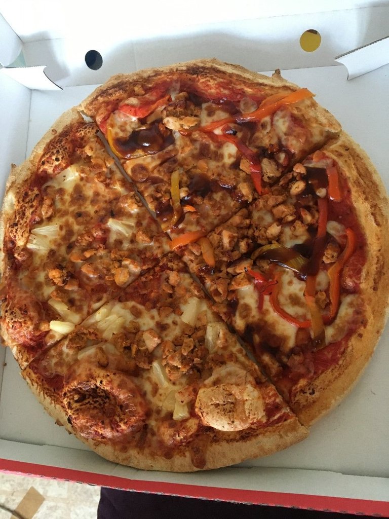 23aug22 pizza bbq et pizza poulet.jpg