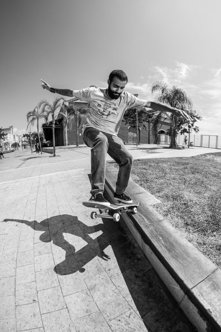 Douglas - Frontside 180 Fakie Nosegrind