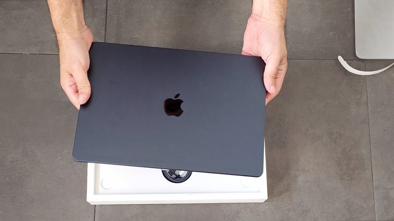 Unpacking-MacBook-Air-15-inch.jpg