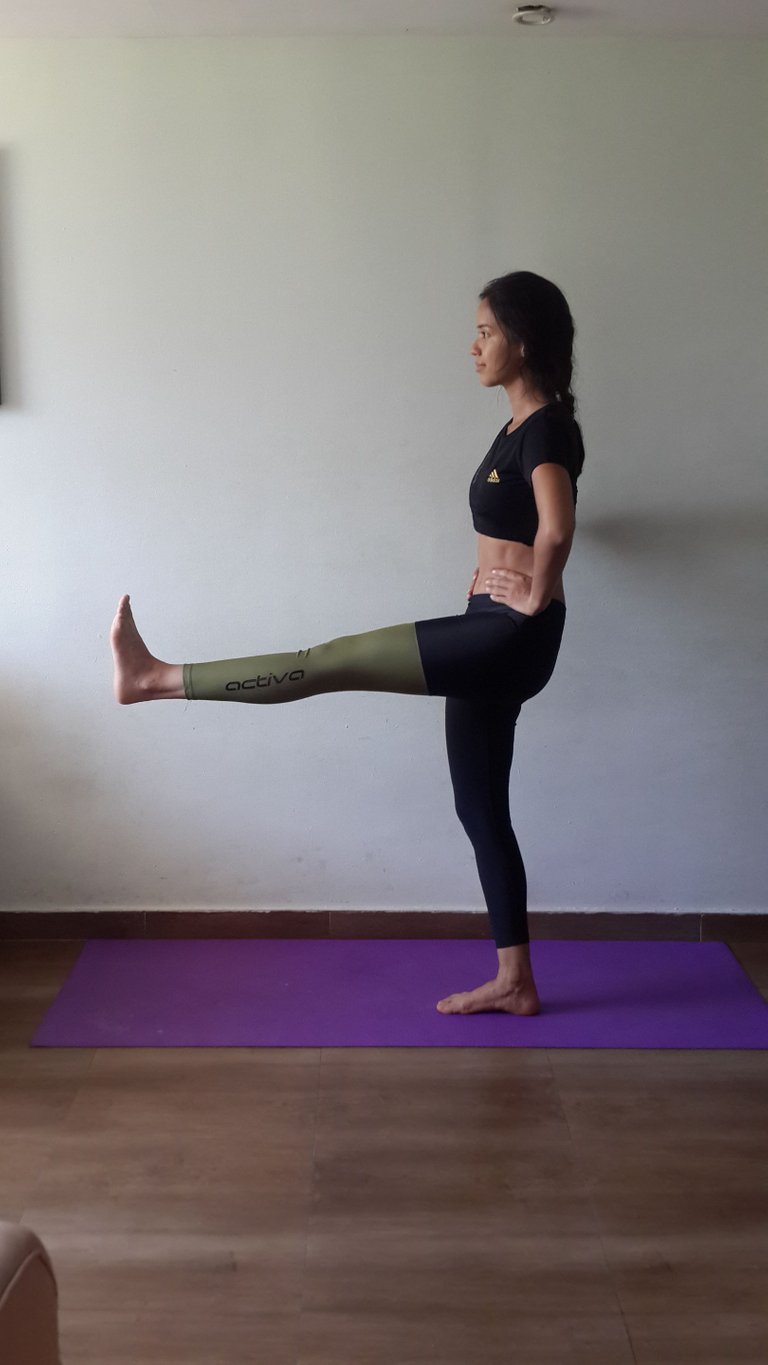 Yoga Übung Bein nach vorne ausstrecken.jpg